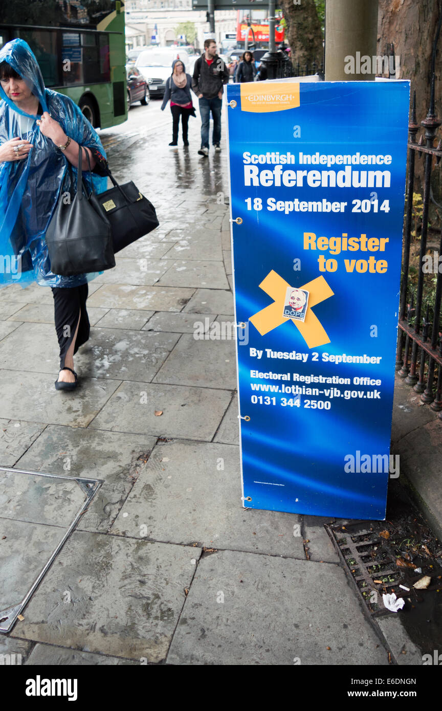 Indipendenza scozzese voto referendario promemoria della registrazione su Waverley Bridge accanto a Princes Street Foto Stock