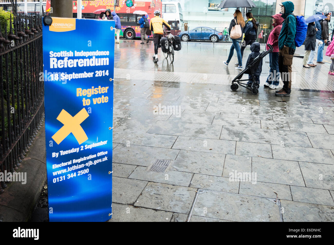 Indipendenza scozzese voto referendario promemoria della registrazione su Waverley Bridge accanto a Princes Street Foto Stock