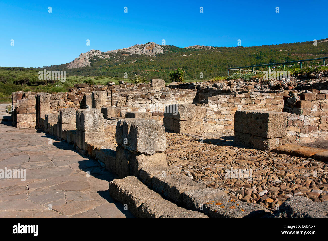 Le rovine romane di Baelo Claudia -2secolo BC- e la Sierra de la Plata, Tarifa, Cadice provincia, regione dell'Andalusia, Spagna, Europa Foto Stock