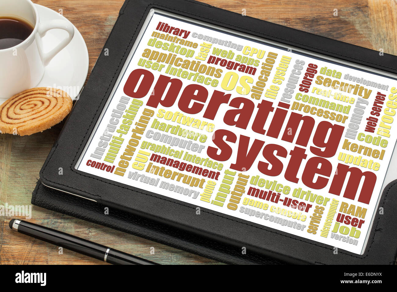Sistema operativo cloud di parola su una tavoletta digitale con una tazza di caffè e cookie Foto Stock