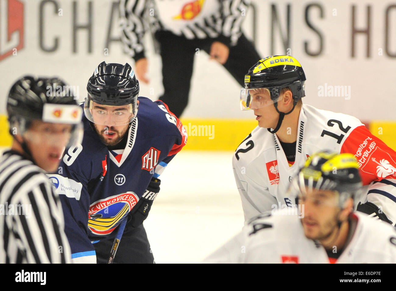 1° turno gruppo H hockey su ghiaccio Champions League HC Vitkovice acciaio vs Ingolstadt a Ostrava, Repubblica Ceca il 21 agosto 2014. Da sinistra: Szturc Romano (Vitkovice), Martin Davidek, Jean-Francois Boucher (Ingolstadt). (CTK foto/Jaroslav Ozana) Foto Stock