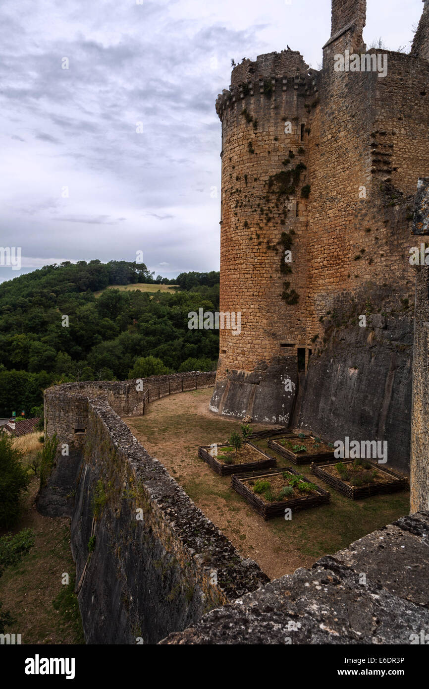 Il monumento storico del Castello Bonaquil, un esempio di architettura militare medievale di Francia. Foto Stock