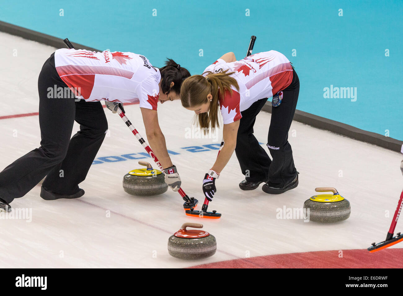 Jill Officer (L) e Kaitlyn Lawes della medaglia d oro vincente di spazzamento Canada durante la donna curling concorrenza all'Olympic Wi Foto Stock