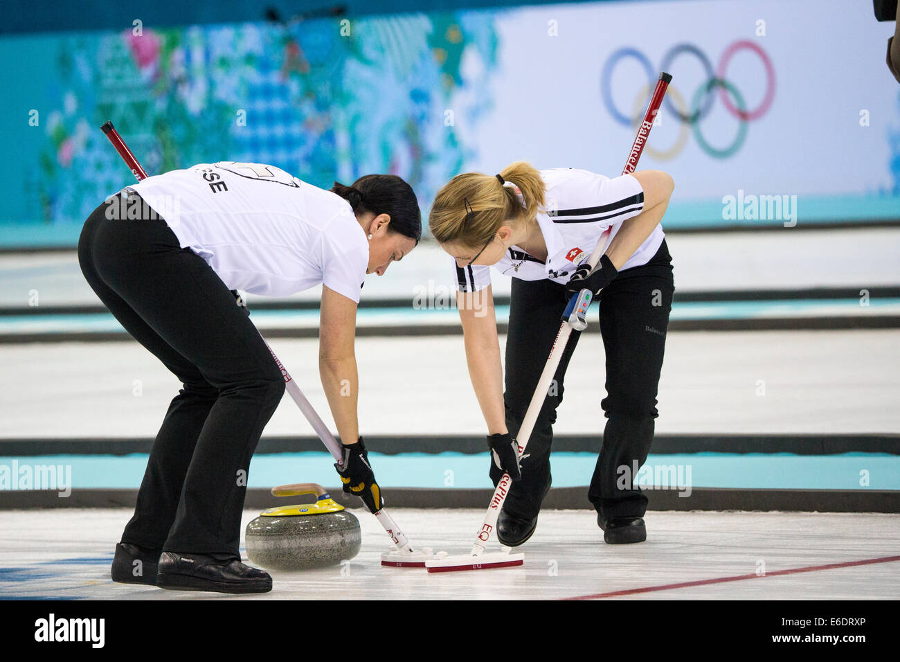 Il team svizzero, Carmen Kueng (L) e Janine Greiner (R) spazzare durante la donna la concorrenza di curling presso i Giochi Olimpici Invernali, S Foto Stock