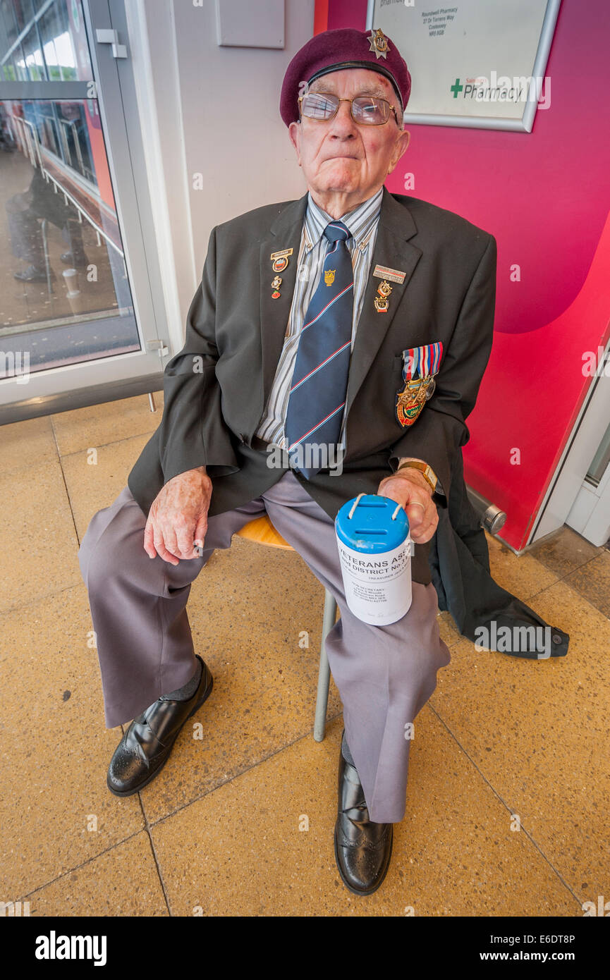 Un anziano gentiluomo la raccolta di fondi per l'Associazione dei veterani al di fuori di un Supermercato UK Foto Stock