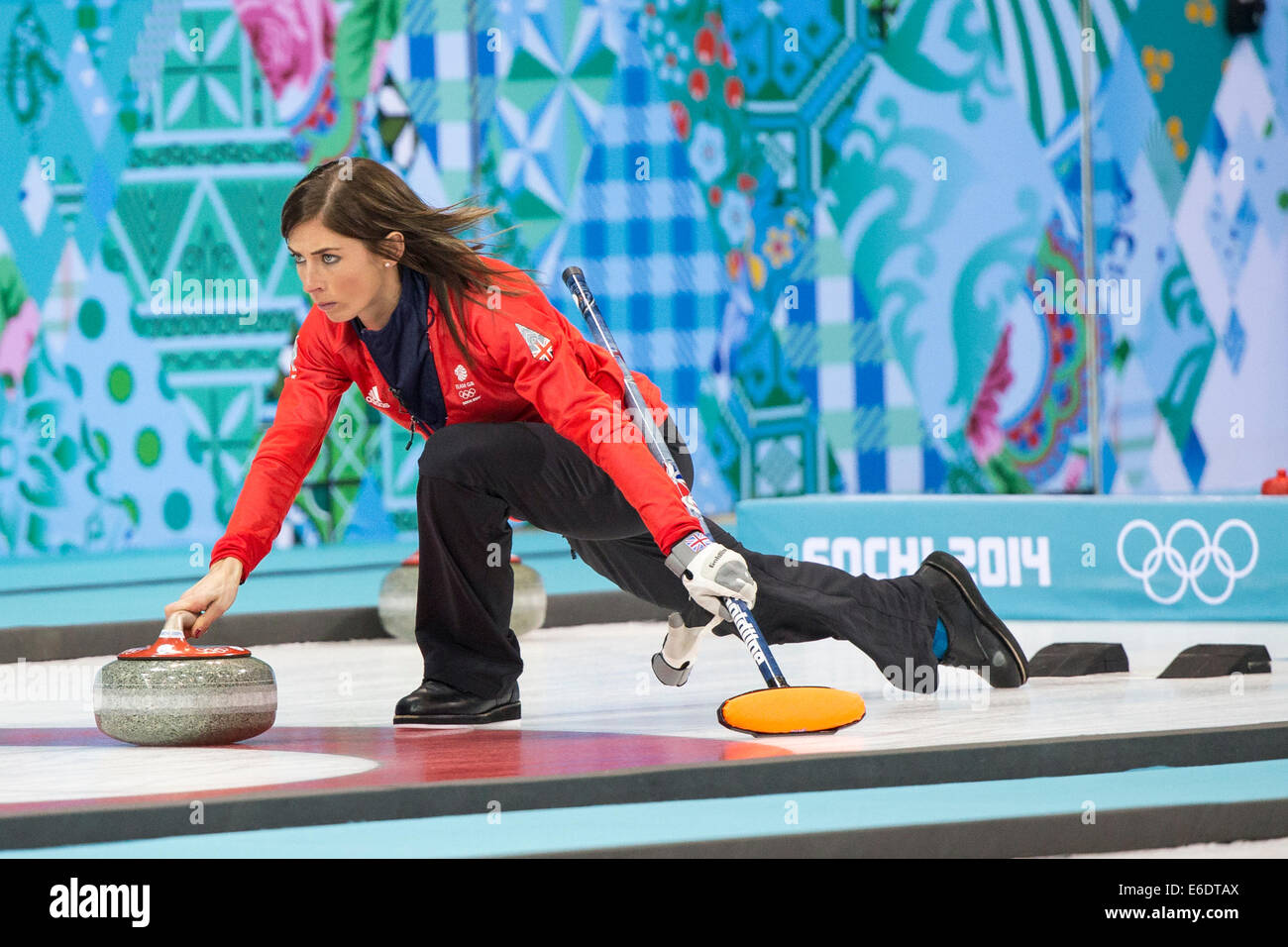 Eve Muirhead squadra della Gran Bretagna svolge una pietra durante la donna la concorrenza di curling presso i Giochi Olimpici Invernali, Sochi 2014 Foto Stock