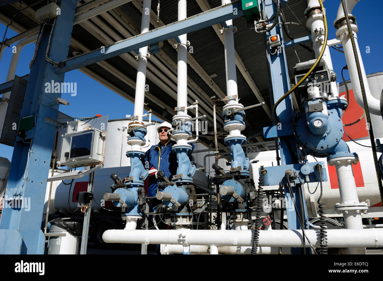 Il petrolio e il gas lavoratore presso la stazione di raffineria Foto Stock