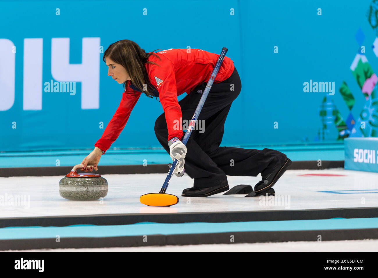 Eve Muirhead squadra della Gran Bretagna svolge una pietra durante la donna la concorrenza di curling presso i Giochi Olimpici Invernali, Sochi 2014 Foto Stock