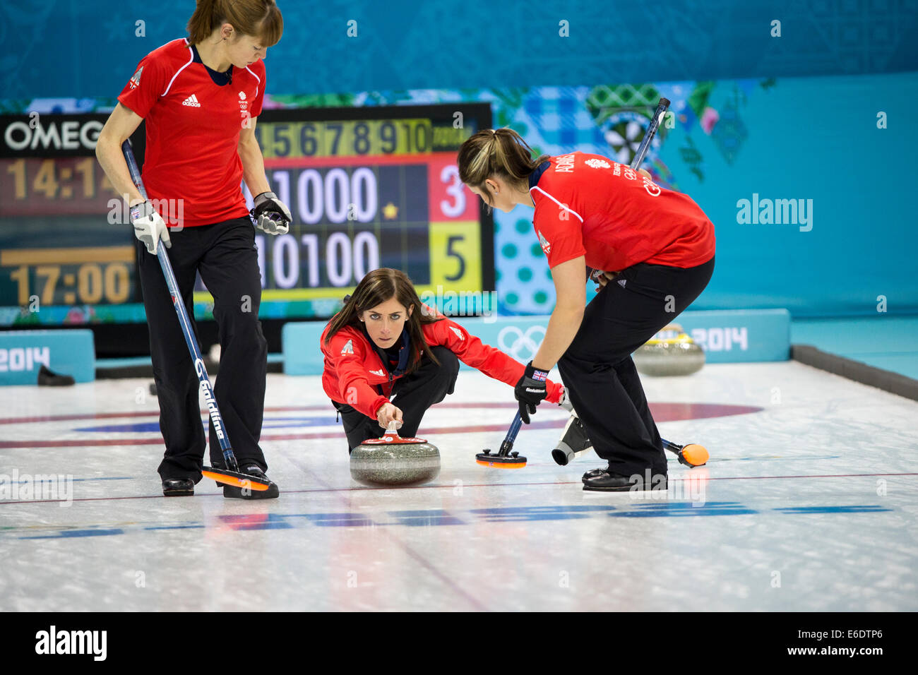 Eve Muirhead (C) del team Gran Bretagna svolge una pietra con Claire Hamilton (L) e Vicki Adams ampie durante le donne di curling Foto Stock