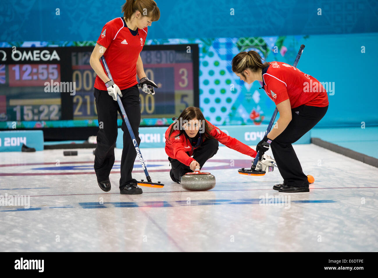 Eve Muirhead (C) del team Gran Bretagna svolge una pietra con Claire Hamilton (L) e Vicki Adams ampie durante le donne di curling Foto Stock
