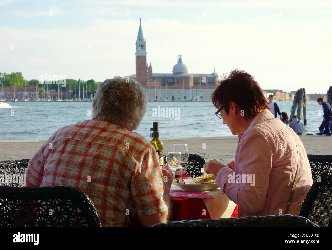 Giovane pasti fuori un ristorante a venezia, Italia Foto Stock
