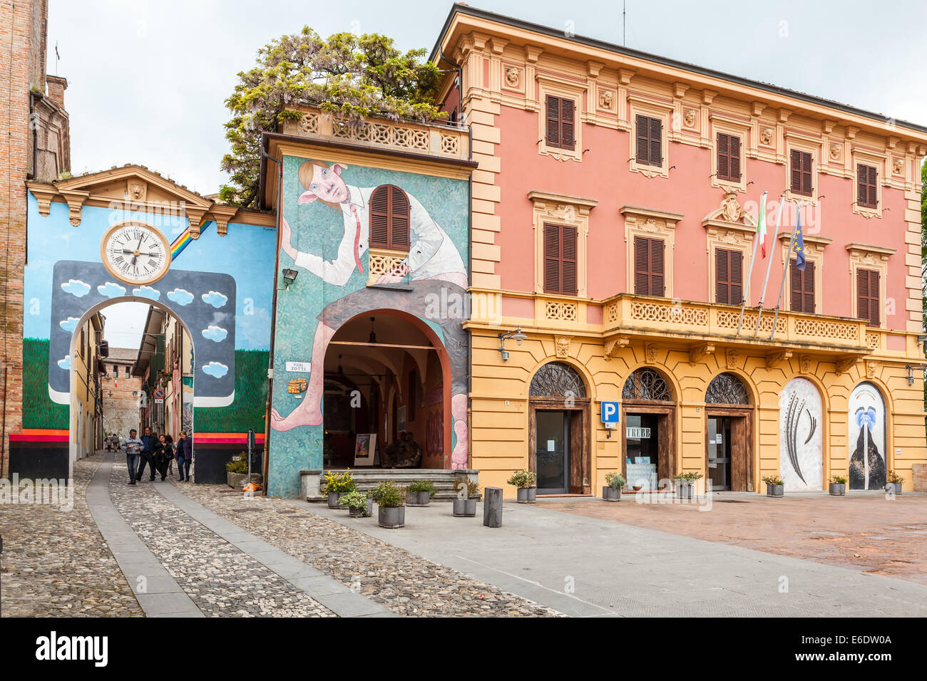 Il centro della città italiana a Dozza, Emilia Romagna, Italia, noto per pareti murali dipinti artistici Foto Stock