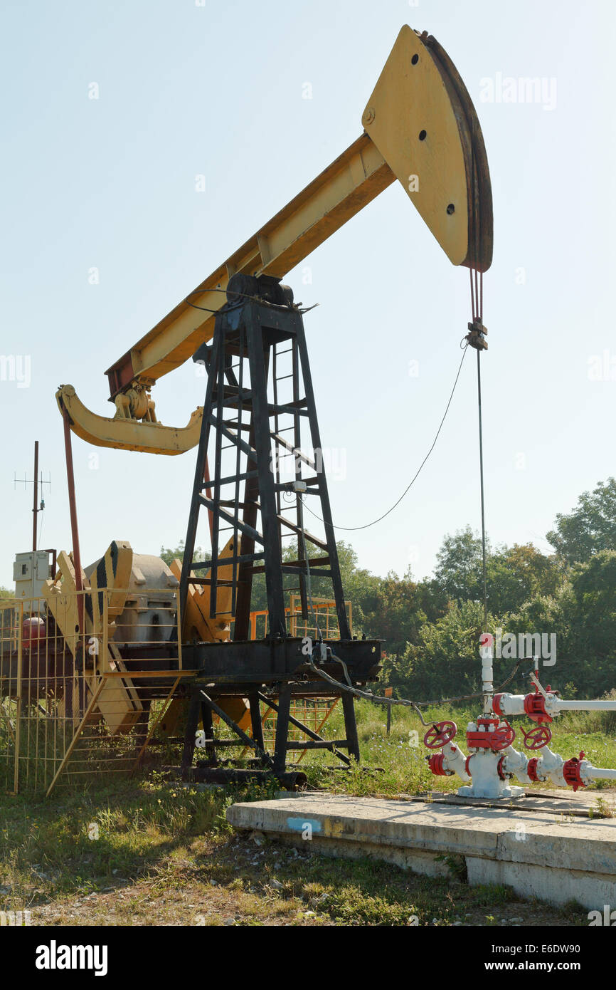 Pompe pumpjack olio nelle colline ai piedi della montagna del Caucaso Foto Stock