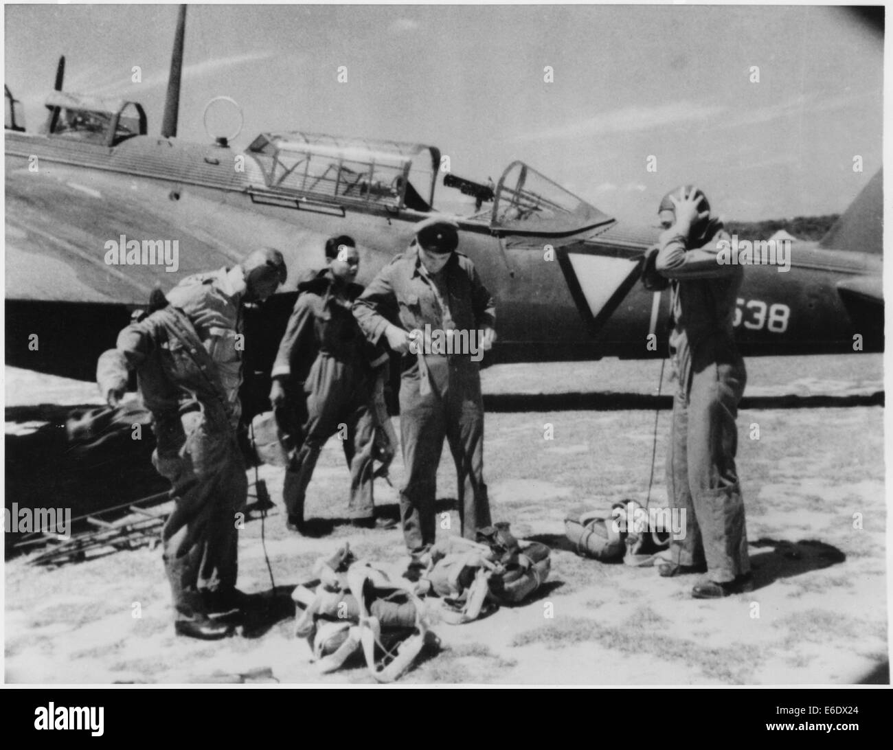 Piloti olandesi la messa in marcia nei pressi di aereo che si preparano per il raid aereo su forze giapponesi durante la seconda guerra mondiale, le Indie orientali olandesi, 1942 Foto Stock