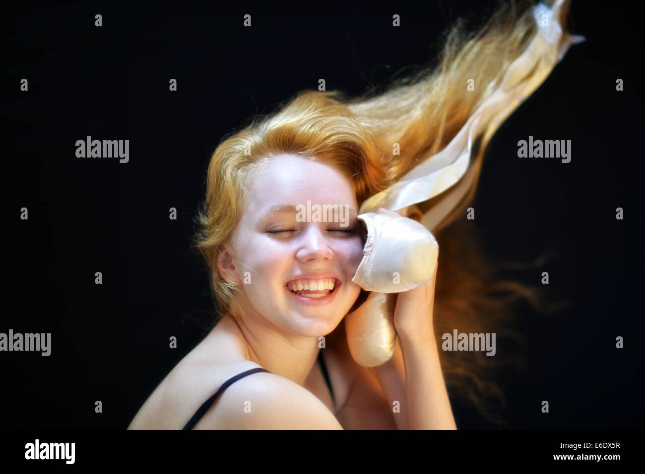 Ritratto di un giovane adolescente Ballerina tiene il pointe scarpe da ballo. Foto Stock