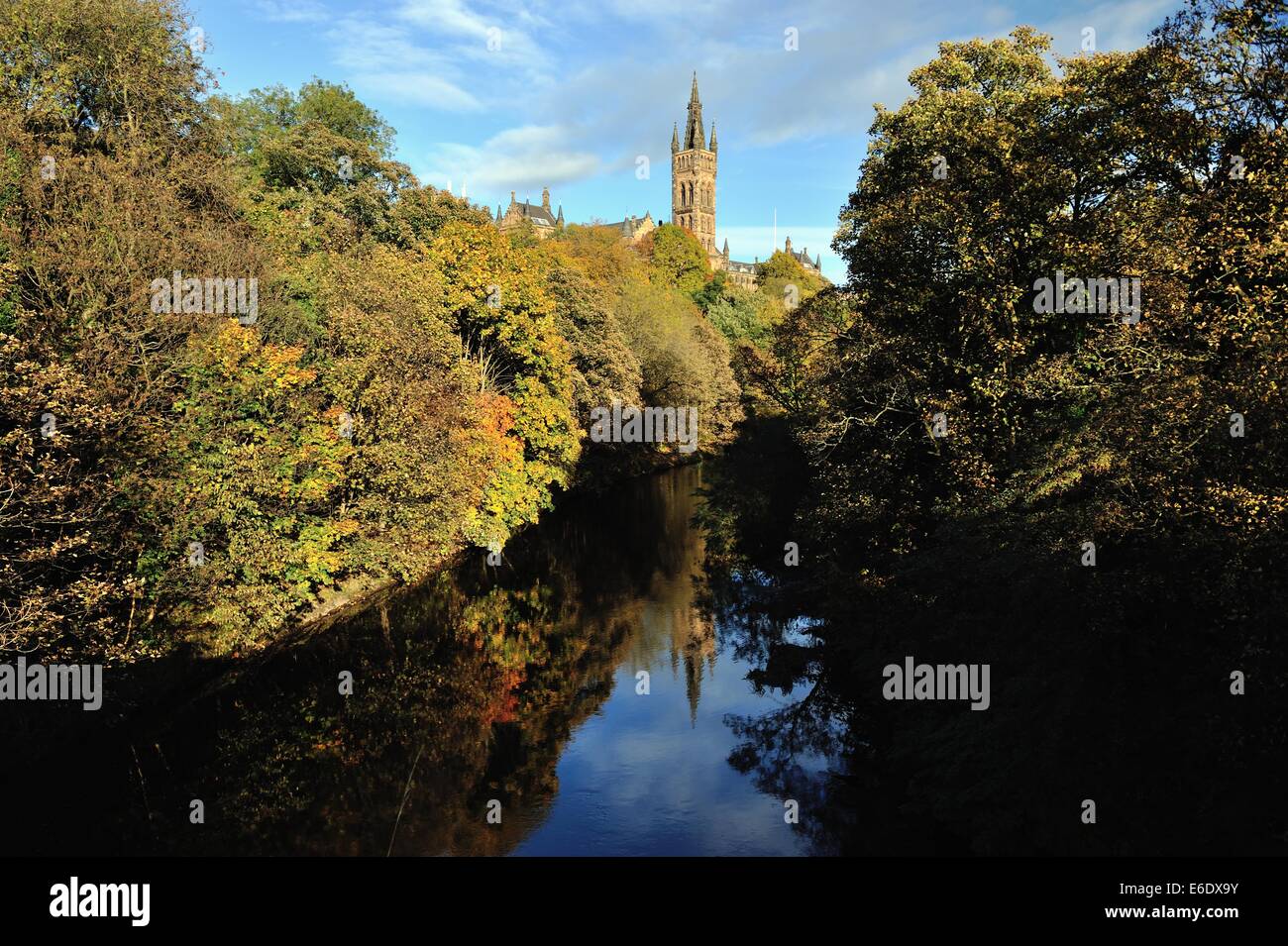 Università di Glasgow bagnata in autunno e il sole si riflette nel fiume Kelvin Foto Stock