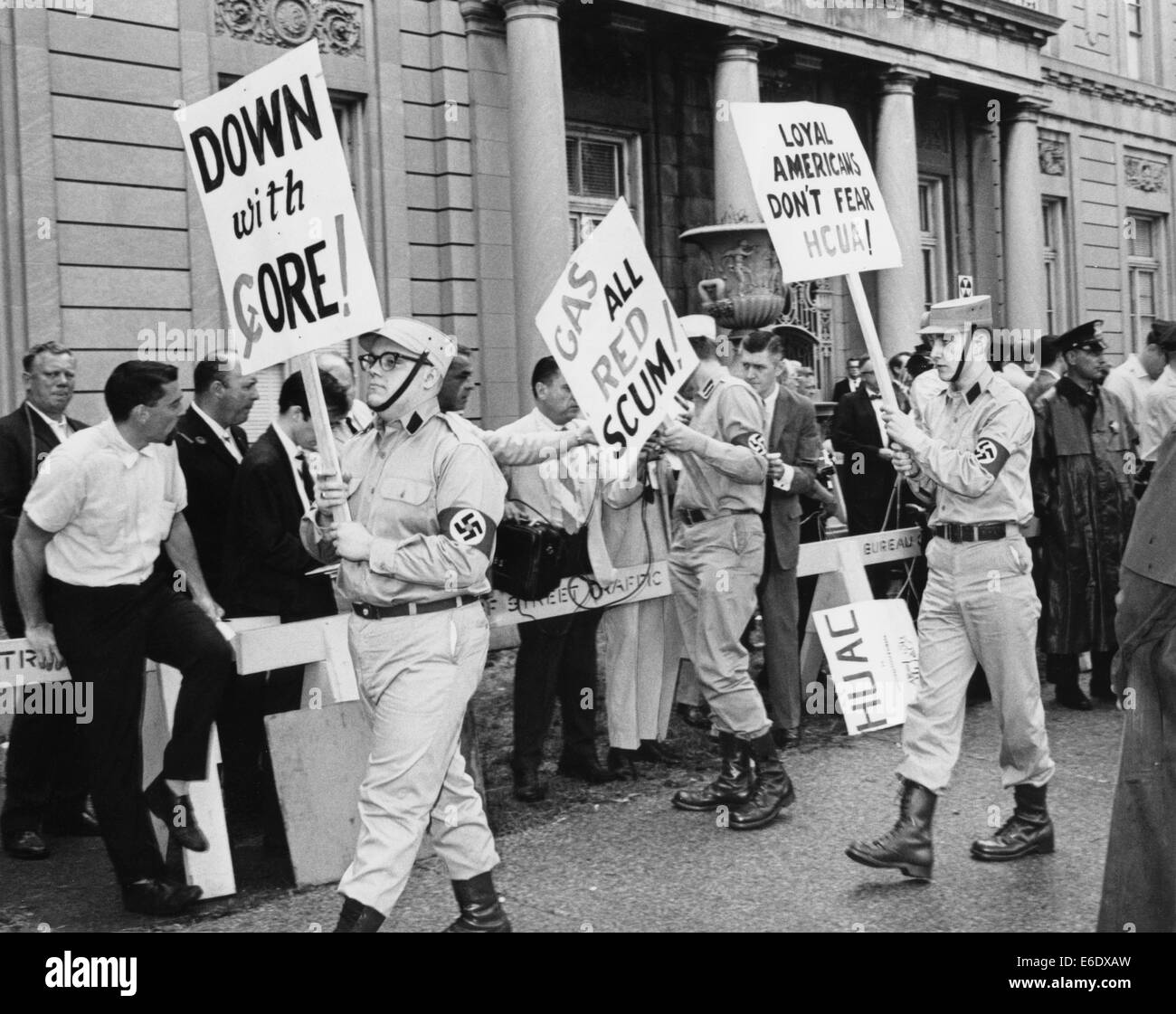 I membri in uniforme di American nazisti Staging protesta proprio udito al di fuori della stanza della casa Un-American Commissione attività, Foto Stock