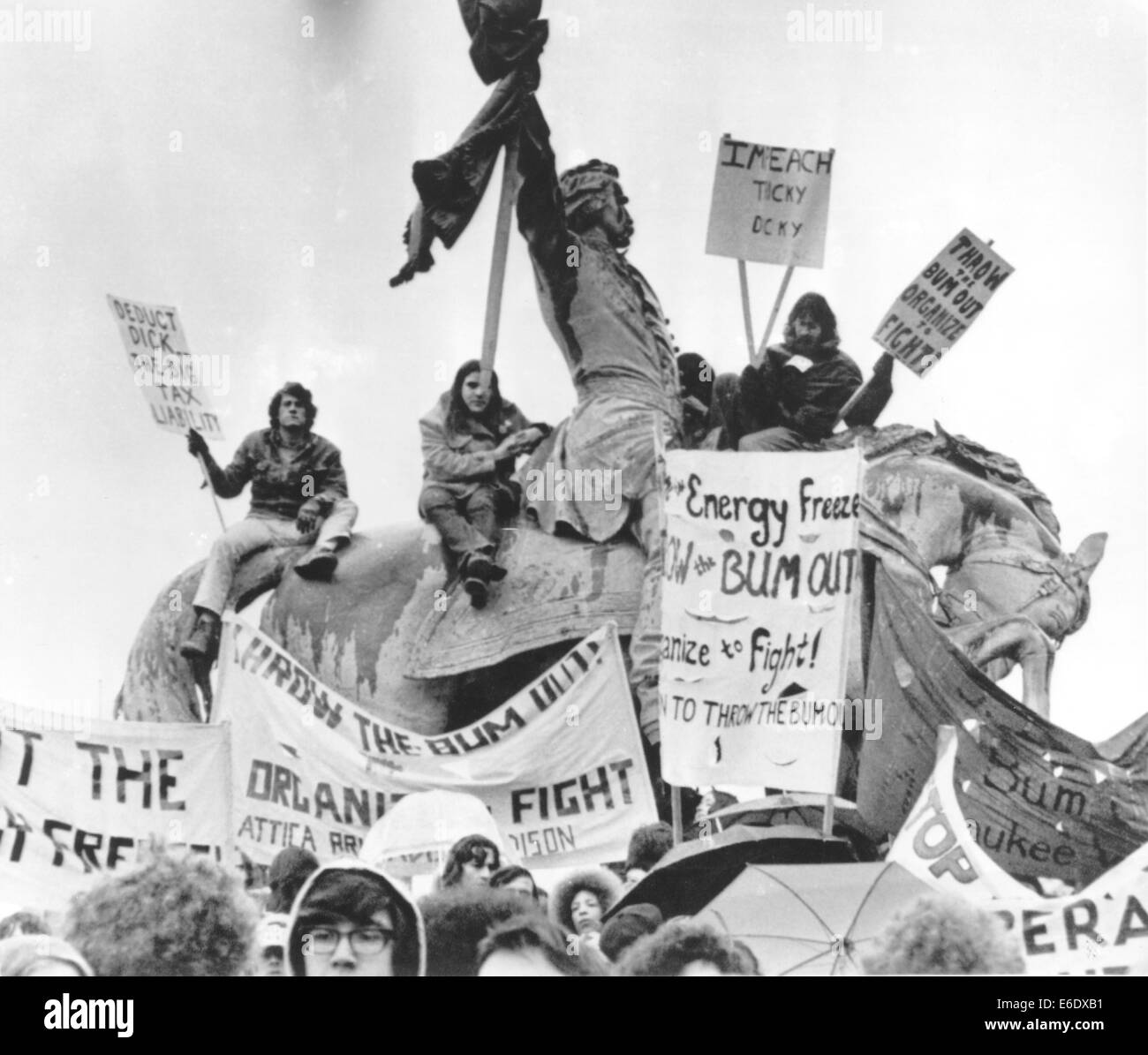 I manifestanti sulla statua al di fuori di un Hotel Hilton dove il presidente Richard Nixon stava parlando, Chicago, Illinois, USA, 1974 Foto Stock