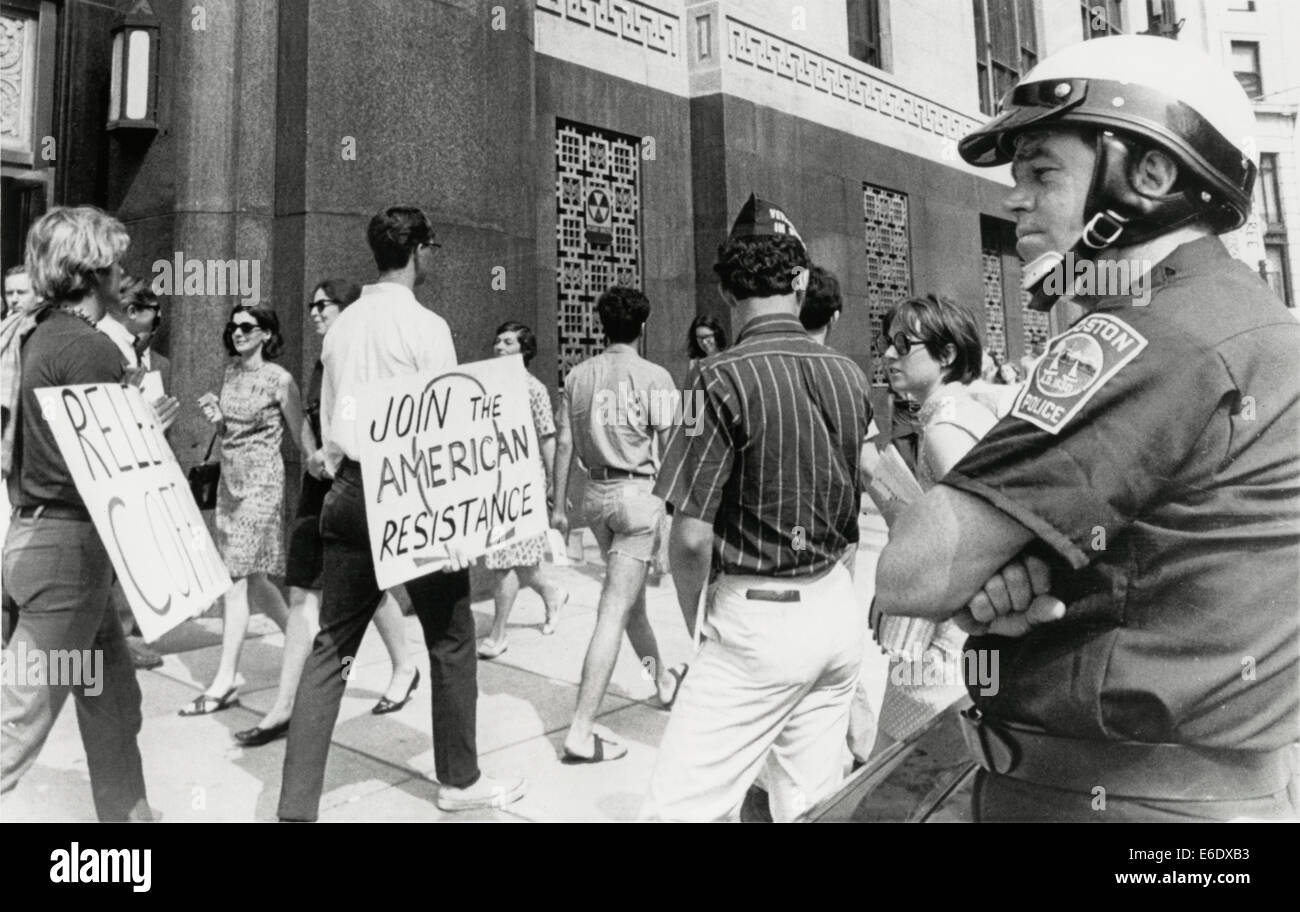 Anti-Draft manifestanti di picchetti al di fuori del tribunale federale edificio, Boston, Massachusetts, USA, 1968 Foto Stock