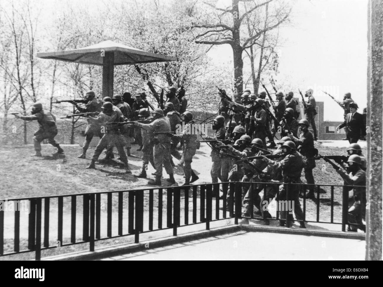 La Guardia Nazionale aprendo il fuoco su Kent State University manifestanti, Ohio, USA, 1970 Foto Stock