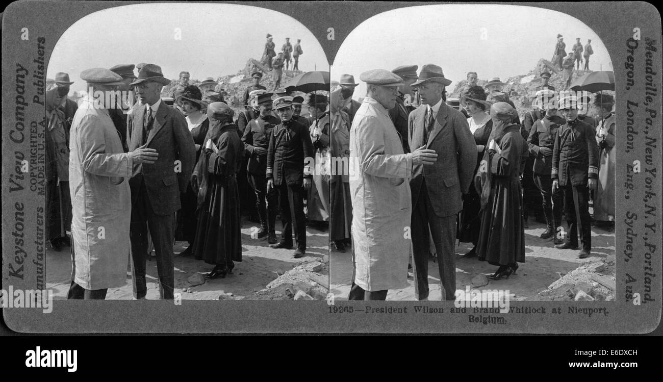 Stati Uniti Presidente Woodrow Wilson e Brand Whitlock, U.S. Il ministro al Belgio, fra la folla, Nieuport, Belgio, 1919, scheda Stereo Foto Stock