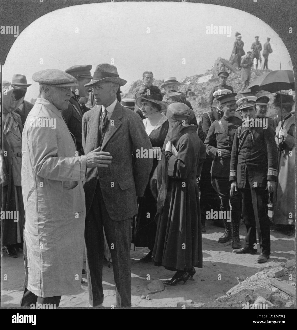 Stati Uniti Presidente Woodrow Wilson e Brand Whitlock, U.S. Il ministro al Belgio, fra la folla, Nieuport, Belgio, 1919, singola Foto Stock