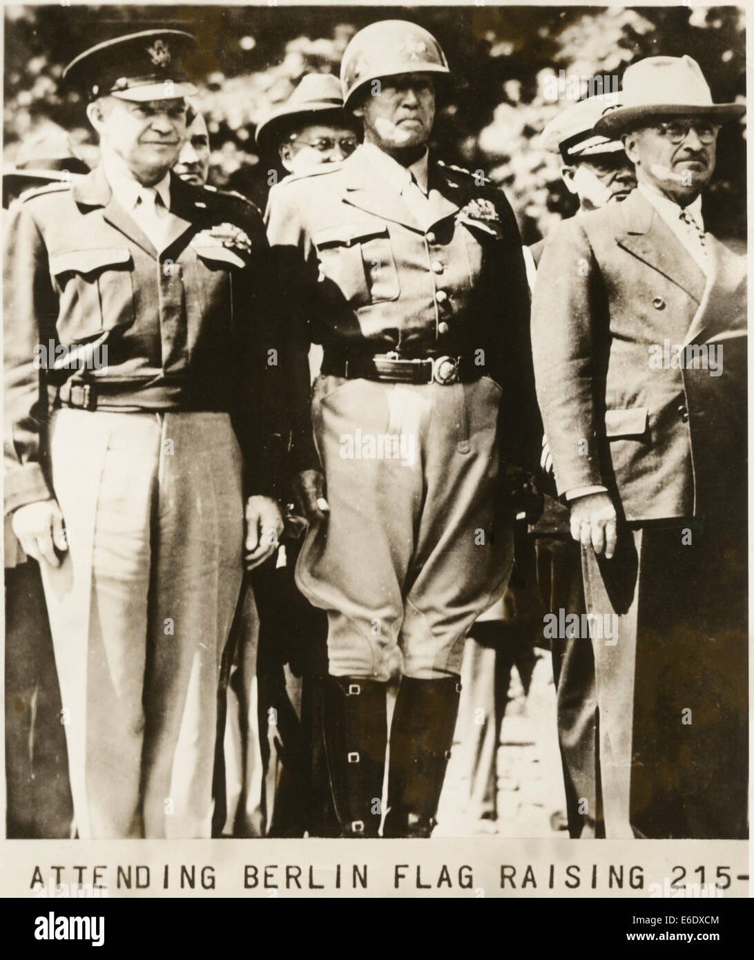 Generale Dwight Eisenhower, General George Patton e U.S. Il presidente Harry Truman che frequentano la liberazione di bandiera Cerimonia di sollevamento, Foto Stock