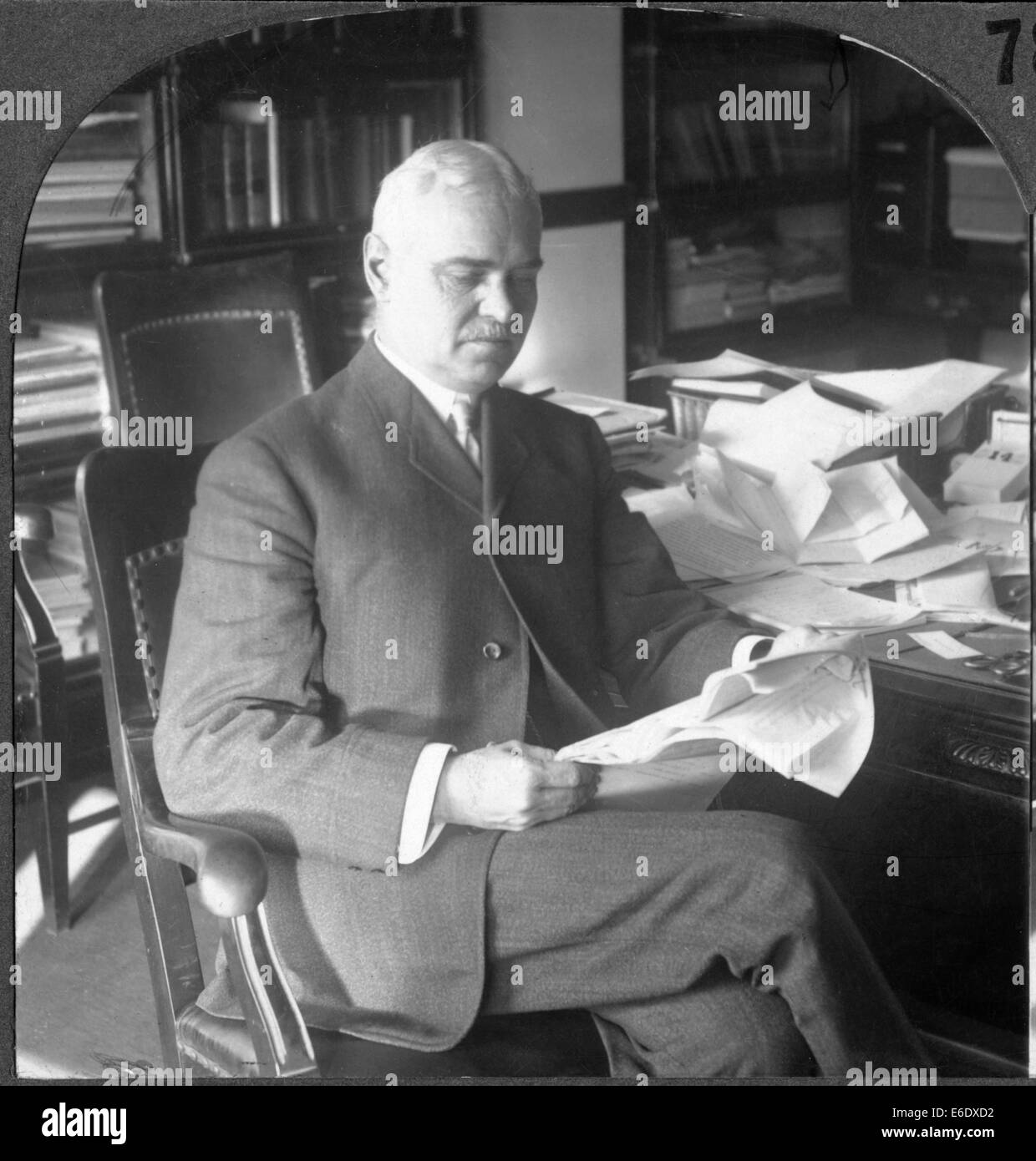 Il colonnello George W. Goethals seduto alla scrivania la lettura di documenti "Col. Goethals in carica della Panama Canal', singola immagine di Foto Stock