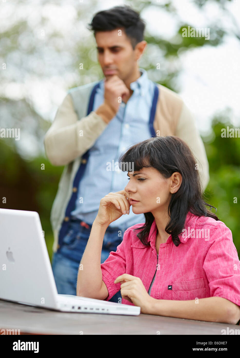 Coppia in cerca preoccupato Foto Stock