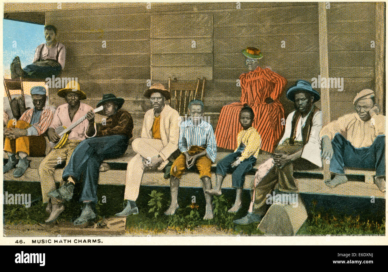 Gruppo di afro-americani portico, uno uomo con Banjo, Ritratto, 'Musica ha fascino - 46', USA, Hand-Colored cartolina, circa 1910 Foto Stock