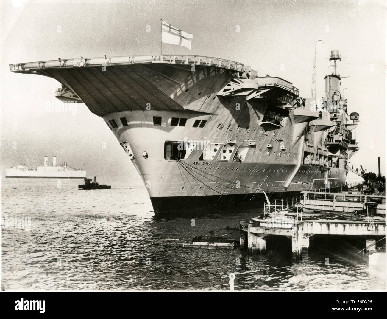 British Aircraft Carrier, HMS Ark Royal, Ormeggiata al Molo, Porsmouth, Inghilterra, 1939 Foto Stock