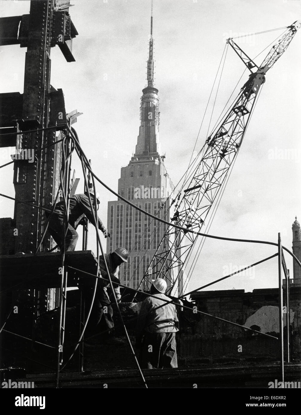 Lavoratori di demolizione rimozione rimane della Pennsylvania Station con Empire State Building in background, New York, USA, 1966 Foto Stock