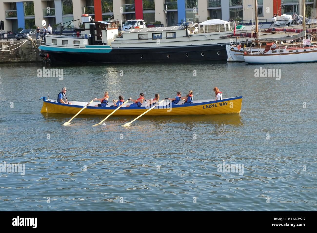Giovani club di canottaggio in acqua nel porto di Bristol, Agosto 2014 Foto Stock
