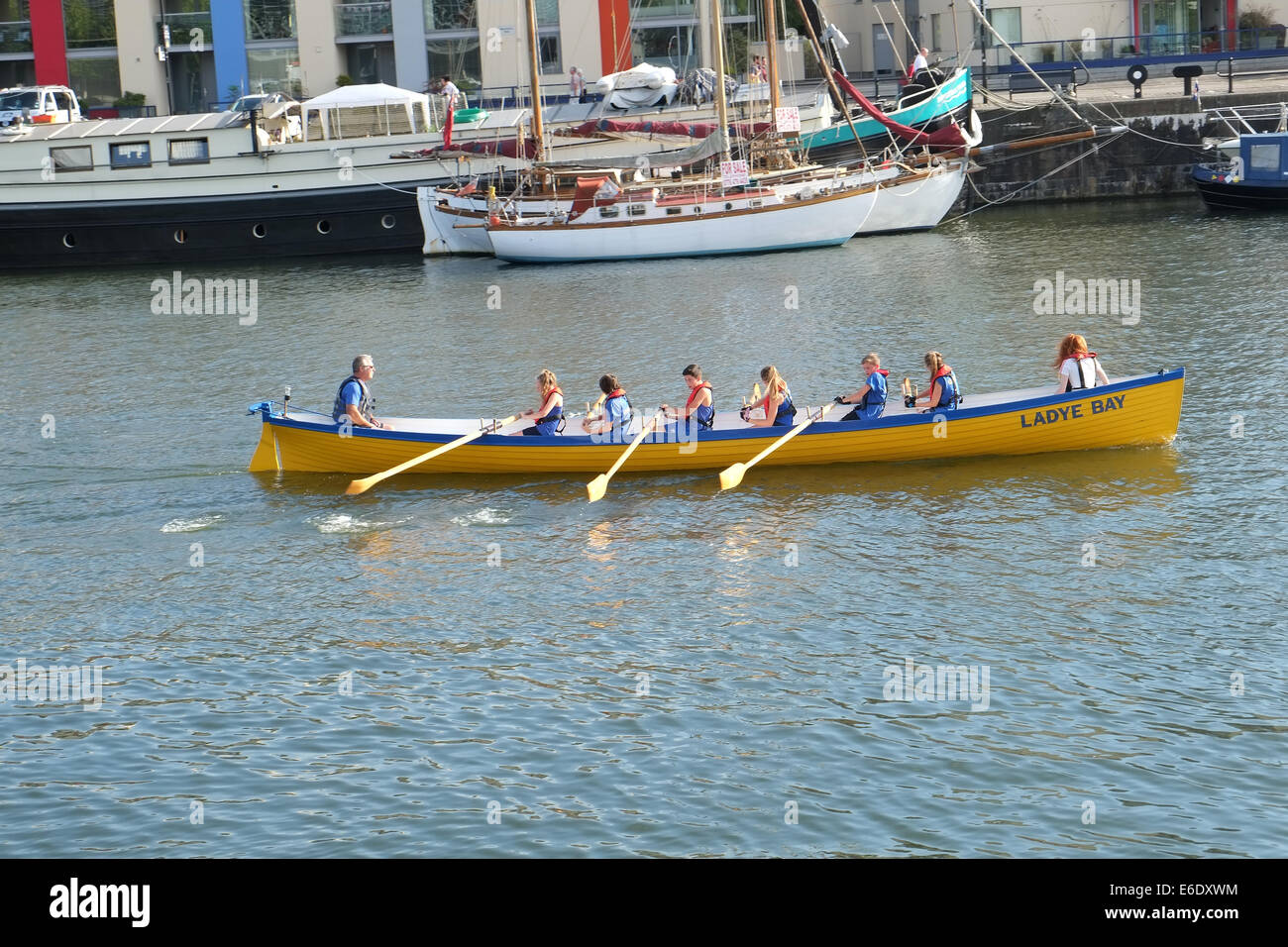 Giovani club di canottaggio in acqua nel porto di Bristol, Agosto 2014 Foto Stock