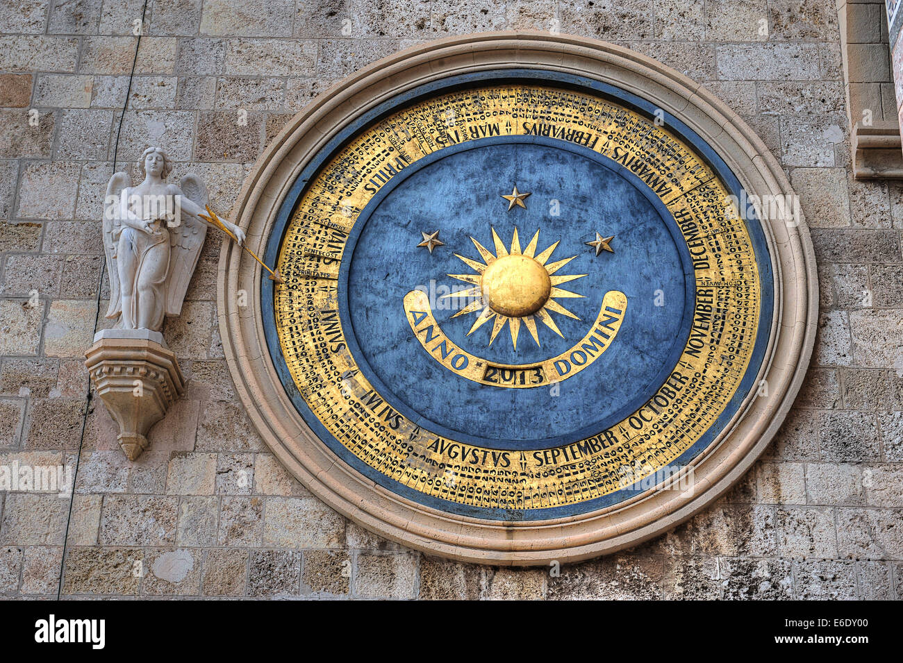 Messina, Sicilia. Il bellissimo orologio astronomico della Cattedrale di Messina. Esso è integrato nel campanile della chiesa Foto Stock