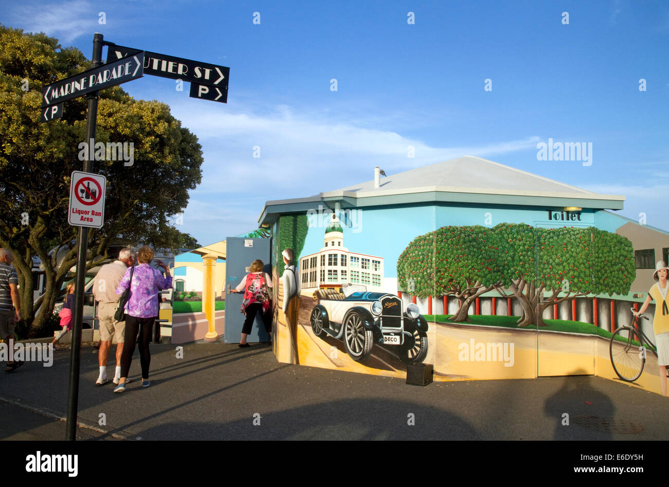Arte pubblica murale lungo la Marine Parade a Napier nel Hawke's Bay Regione, Isola del nord, Nuova Zelanda. Foto Stock