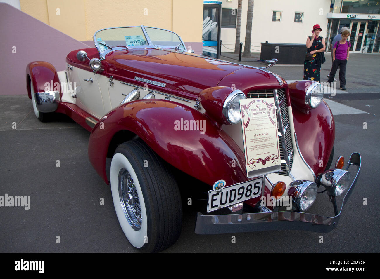 Auto d'epoca sul display durante la Tremains Art Deco Weekend a Napier nel Hawke's Bay Regione, Isola del nord, Nuova Zelanda. Foto Stock