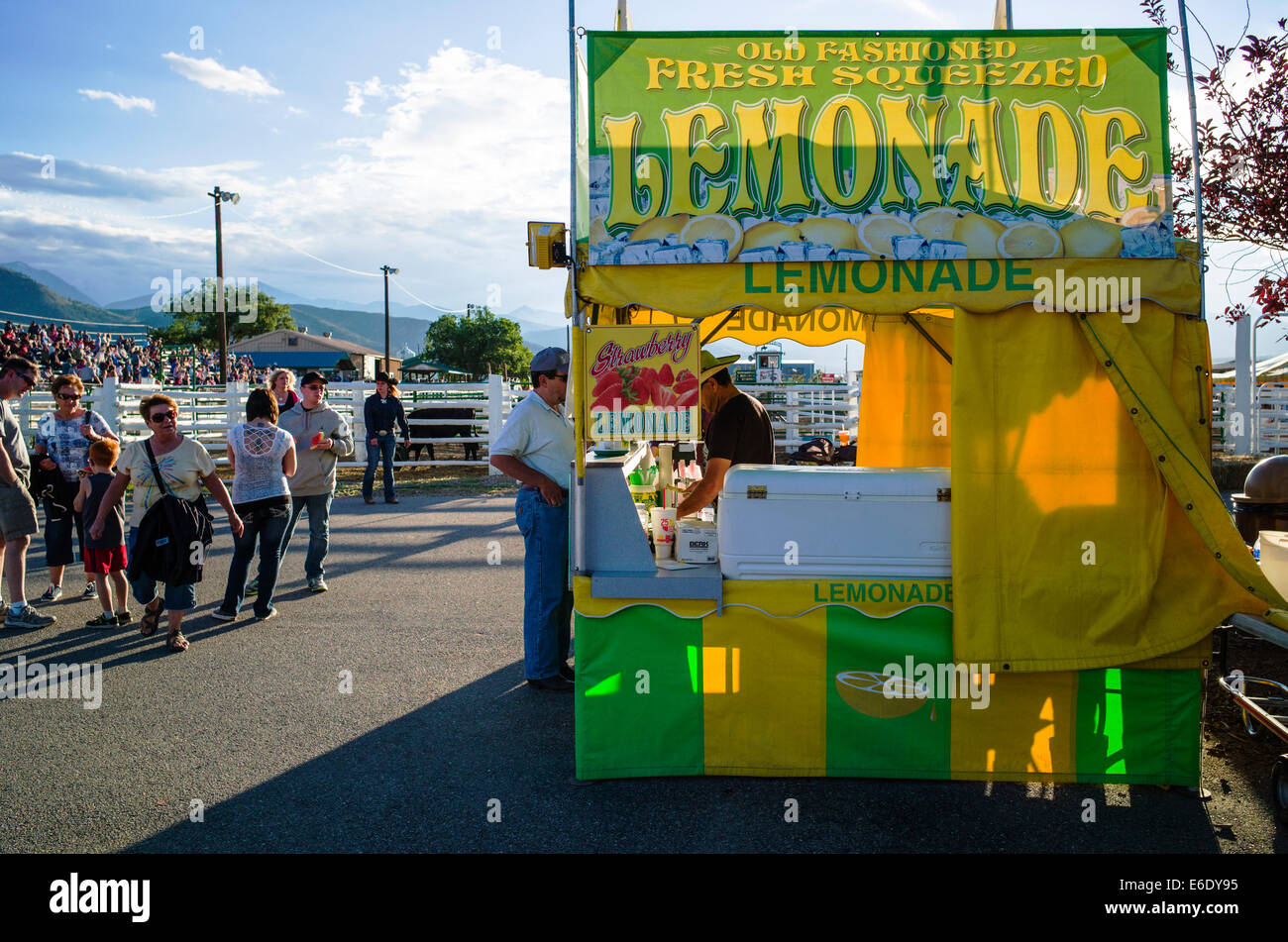 Visitatori a una limonata stand, Chaffee County Fair Foto Stock