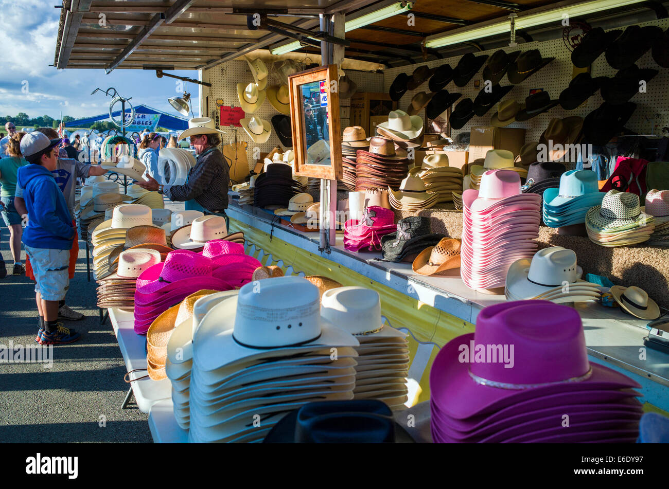 I visitatori di acquisto di cappelli da cowboy, Chaffee County Fair, Colorado, STATI UNITI D'AMERICA Foto Stock