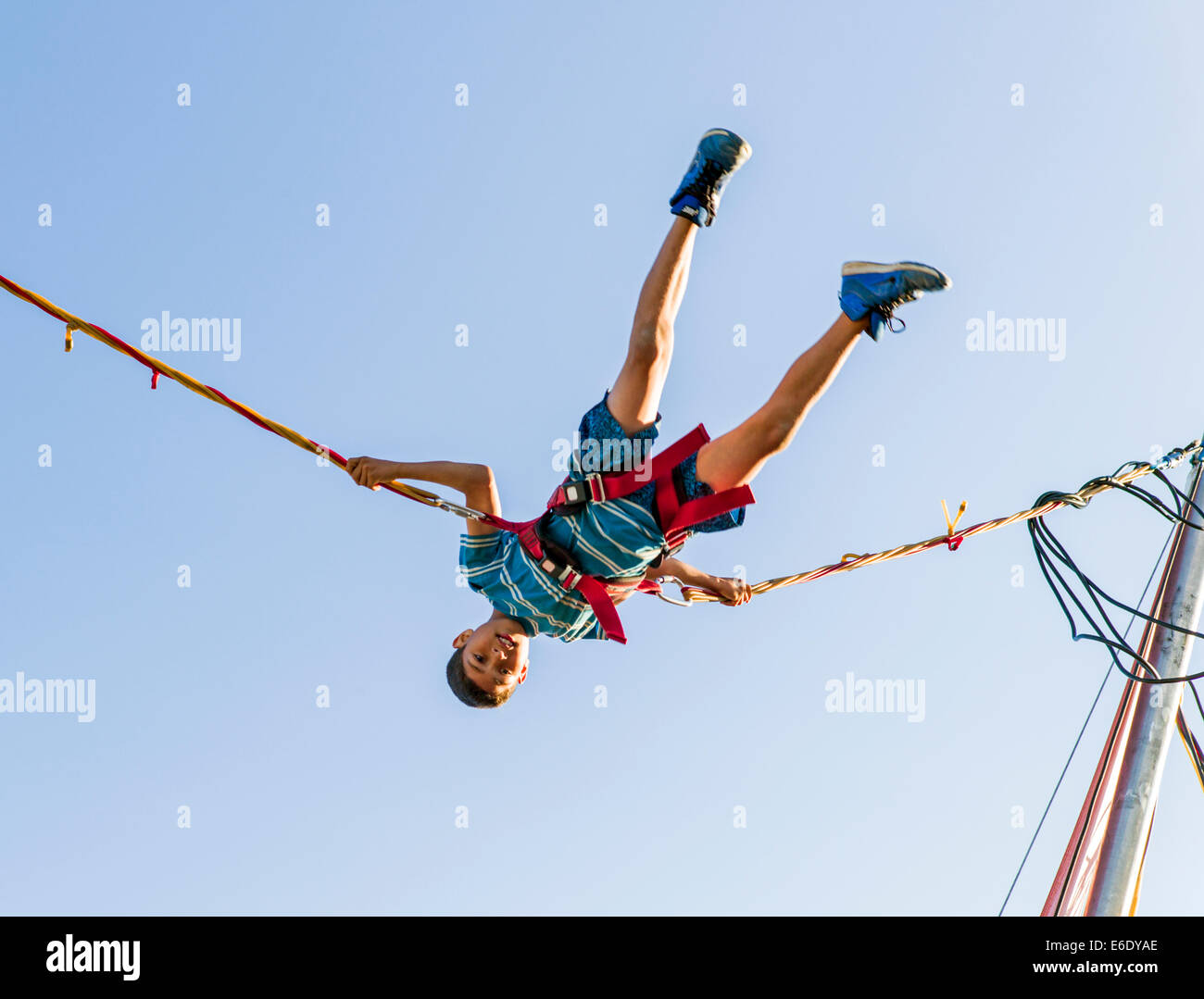 Bambini bounce su un Bungee trampolino, Chaffee County Fair, Colorado, STATI UNITI D'AMERICA Foto Stock