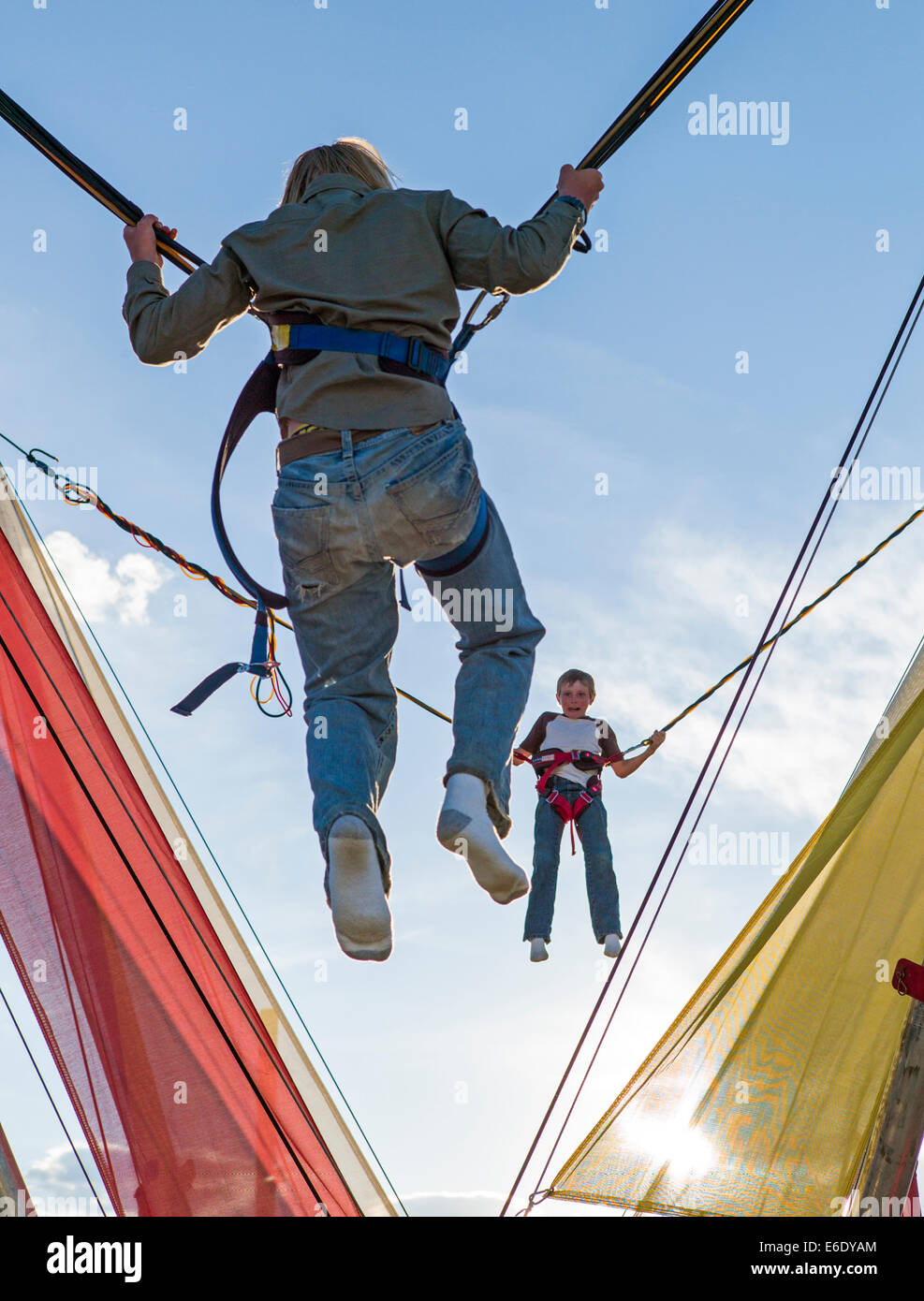 Bambini bounce su un Bungee trampolino, Chaffee County Fair, Colorado, STATI UNITI D'AMERICA Foto Stock