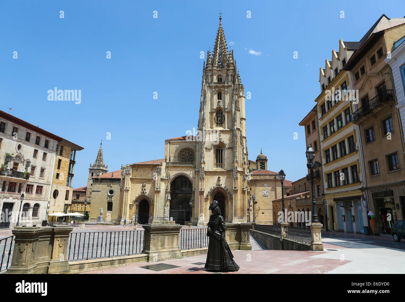 OVIEDO, Spagna - 17 luglio 2014: Statua di La Regenta di fronte alla Cattedrale di San Salvador in Oviedo, capitale delle Asturie, S Foto Stock