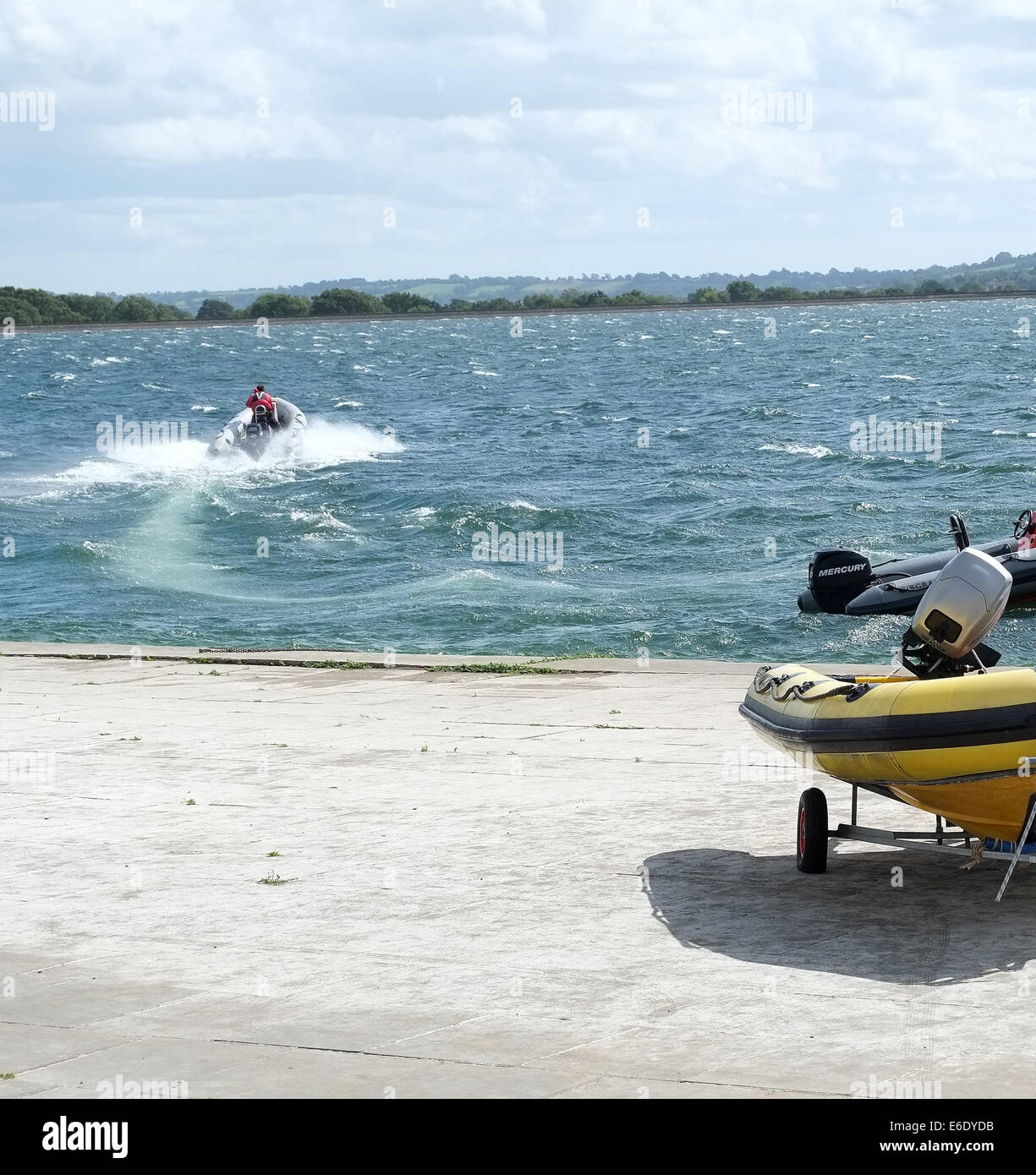 Gommoni di salvataggio onshore con uno lasciando sulla velocità irregolare nelle acque del lago. 14 Agosto 2014 Foto Stock