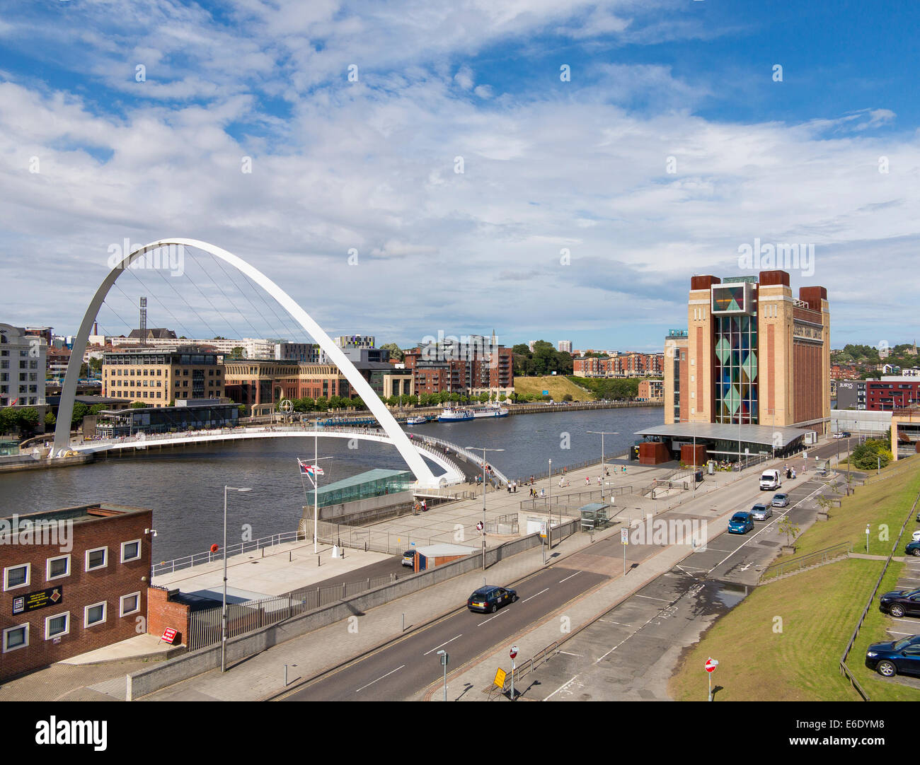 Baltic Centre for Contemporary Art e Millennium ponte che attraversa il fiume Tyne tra Newcastle e Gateshead. Foto Stock