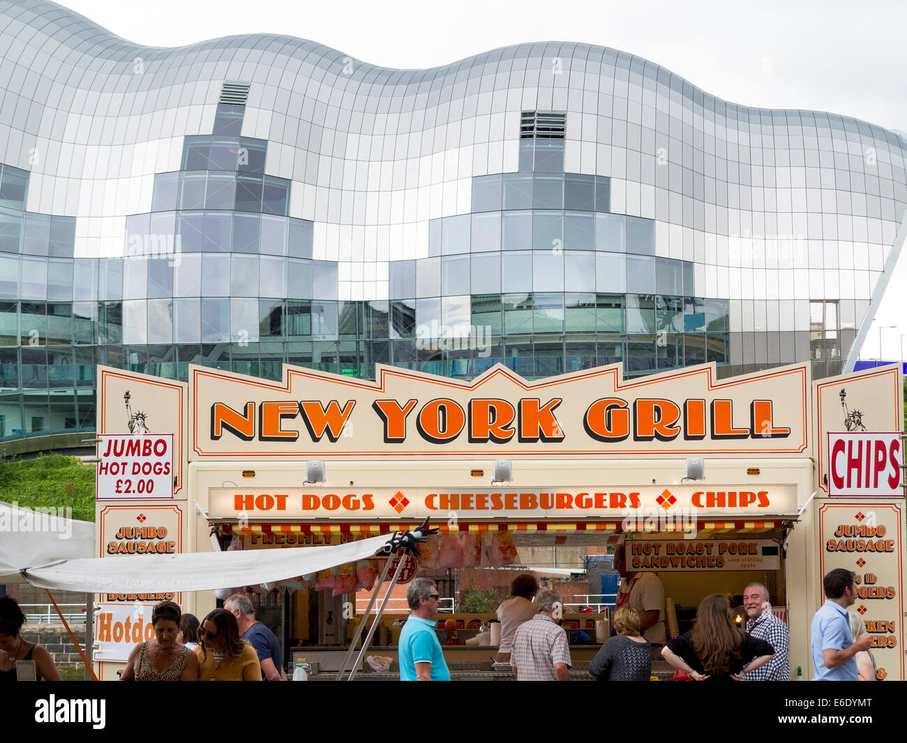 Il Sage Gateshead, telai dietro un fast food in stallo Foto Stock