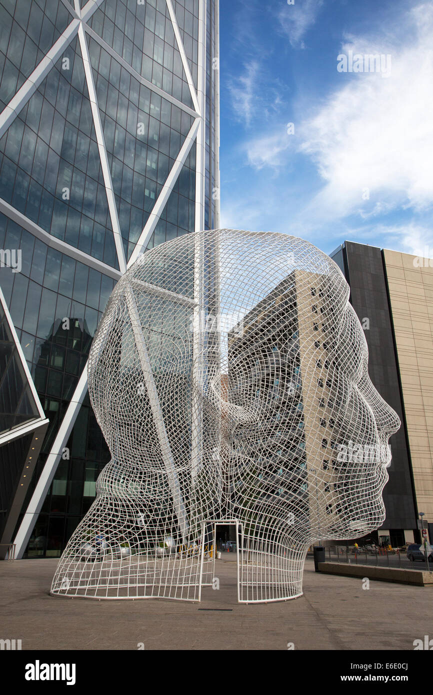 Wonderland, una scultura in metallo di 12 metri che attraversa la testa di una ragazza fuori dal Bow Building dell'artista spagnolo Jaume Plensa. Foto Stock