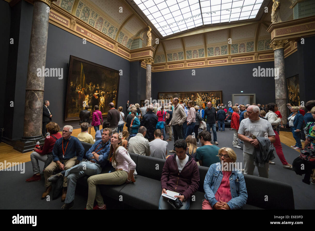 Guardare la gente "Nachtwacht' e altri famosi dipinti di Rembrandt van Rijn presso il Rijksmuseum di Amsterdam. Foto Stock