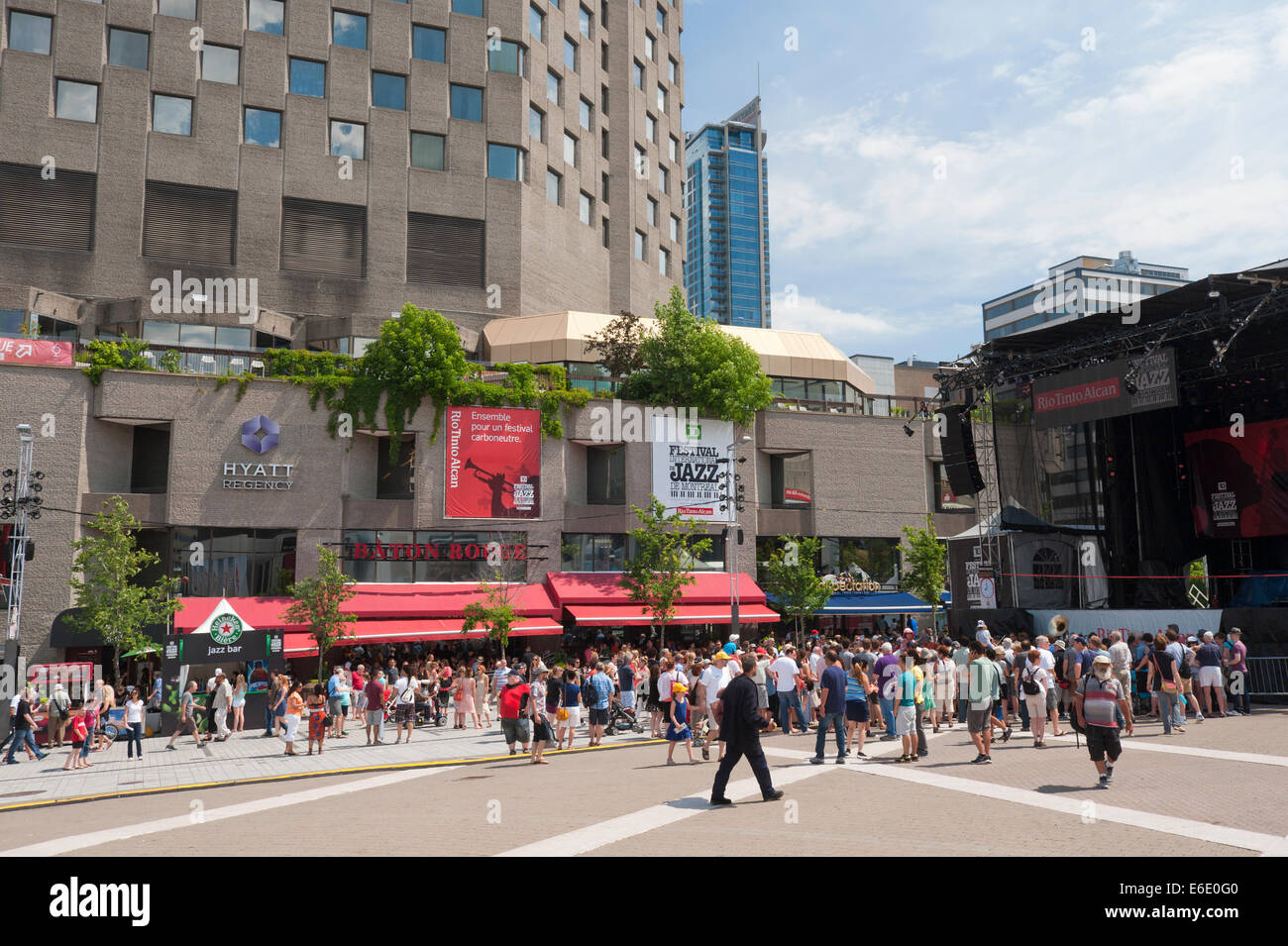 La folla sulla Place des Festivals durante il Jazz festival di Montreal. Foto Stock