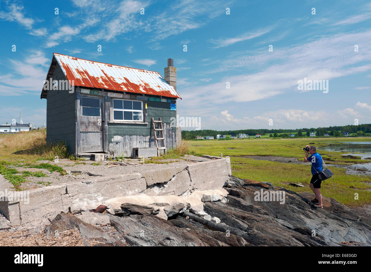 Fotografo di scattare una foto di un vecchio pescatore shack a Pointe aux Orignaux, provincia del Québec in Canada. Foto Stock