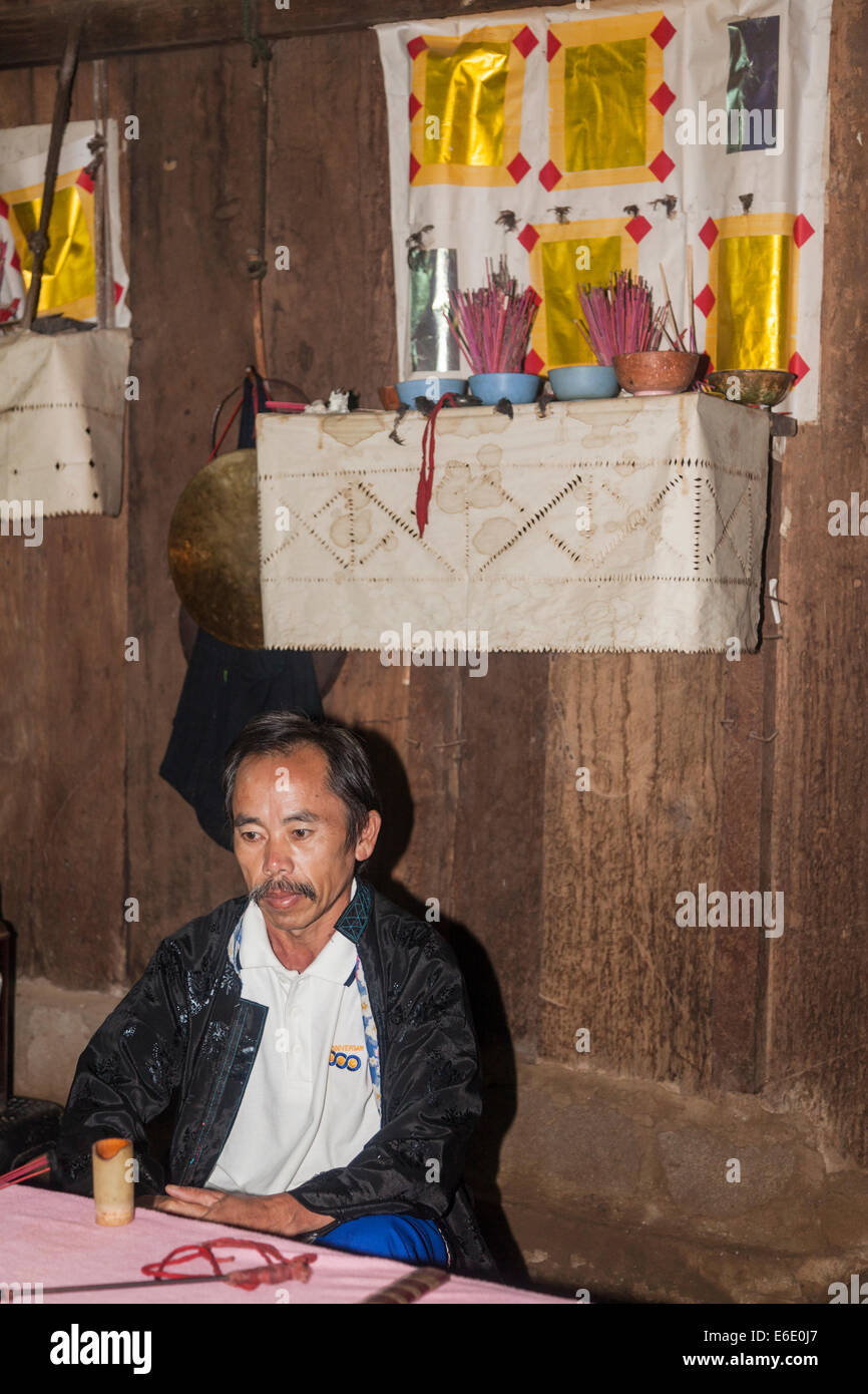 Sciamano con i suoi strumenti di shamanistic nel villaggio hmong in Chiang Khong nella provincia di Chiang Rai, la Thailandia del Nord Foto Stock